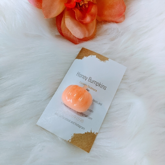 🌈BOGO🌈 Resin Brooch - Small Pumpkin - Picture 3 of 5